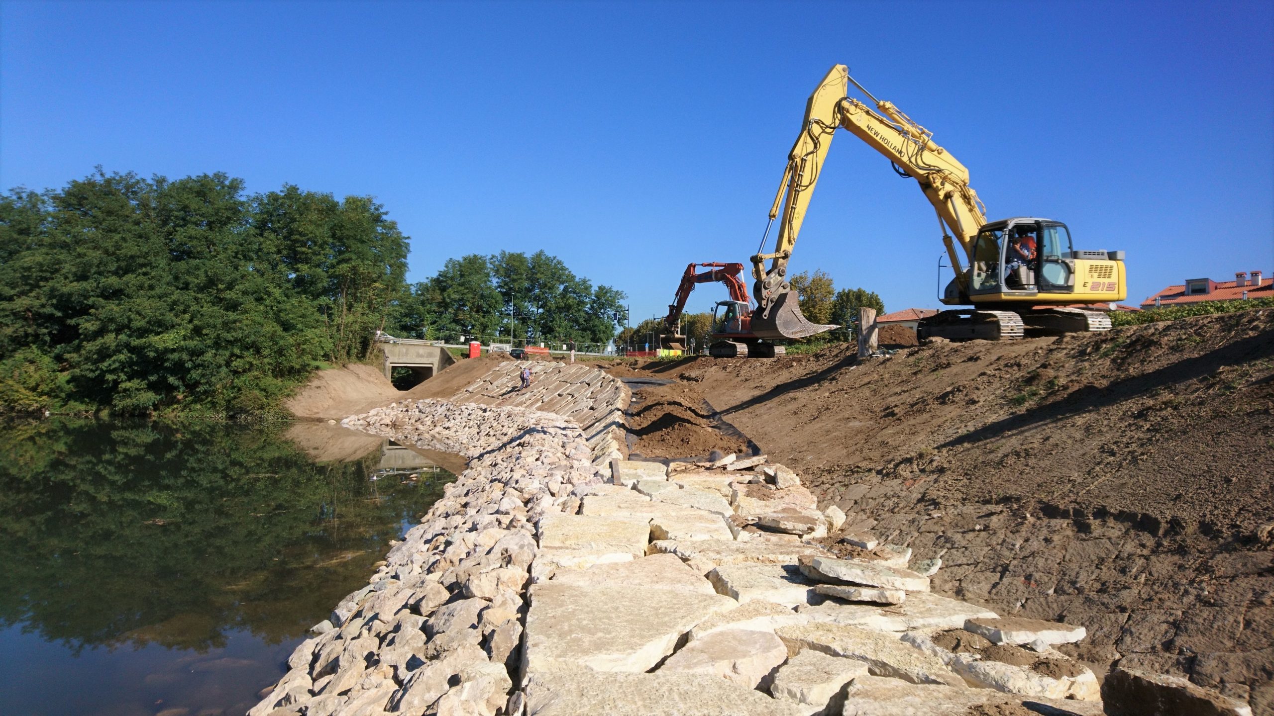escavatore sistema l'argine di un fiume ingegneria naturalistica e opere idrauliche